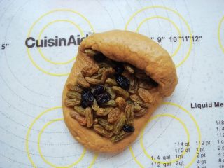 10、葡萄干红糖软欧,由上至下卷起来。