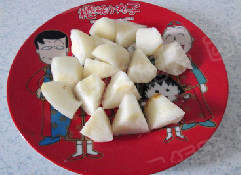 2、银耳荸荠雪梨羹,雪梨去皮去核切成块