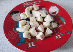 3、银耳荸荠雪梨羹,荸荠去皮切成块