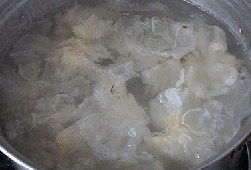 5、银耳荸荠雪梨羹,大火煮开后，调成小火，炖煮40分钟