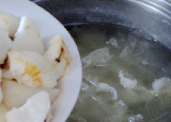6、银耳荸荠雪梨羹,加入雪梨和荸荠