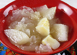 7、银耳荸荠雪梨羹,再煮至20分钟即可