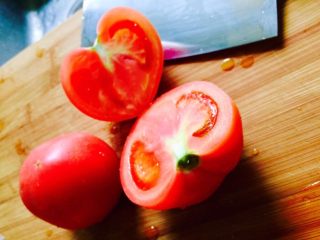 1、西红柿鸡蛋炝汤面,西红柿洗净，切块