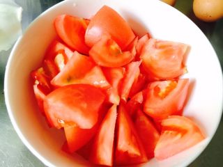 2、西红柿鸡蛋炝汤面,切成这个样子，备用。（因为早晨时间有点赶，没有去皮。想去皮的小朋友，在西红柿上划个十字，在开水里焯两分钟再拿出来切块哦）