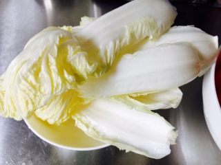 3、西红柿鸡蛋炝汤面,白菜叶洗净，备用。