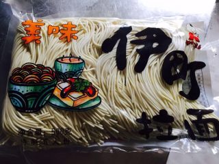 4、西红柿鸡蛋炝汤面,这个是在超市买的拉面，大家请根据自己的需要选择面条哦，两人份的话，只需要其中两份面条就够啦