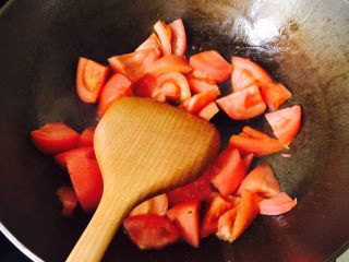 6、西红柿鸡蛋炝汤面,油下锅（油不要太多），放入十三香爆锅，然后把西红柿放入锅中翻炒