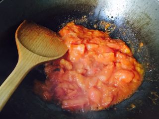 7、西红柿鸡蛋炝汤面,一直炒，炒到这个样子，有点像番茄酱为止。