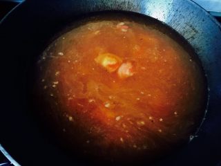 8、西红柿鸡蛋炝汤面,填水，我填了两大碗水，然后等待水沸腾