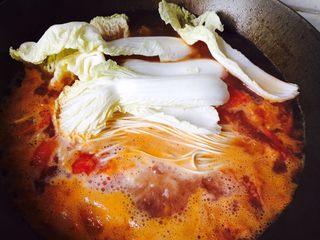 9、西红柿鸡蛋炝汤面,水沸腾后加入面和白菜。煮一会儿后加入盐，糖，醋，酱油调味。（怕把握不好的朋友建议慢慢加，一点点尝）再打入两个鸡蛋，继续煮5～10分钟。