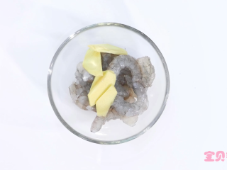 1、虾滑蔬菜汤,虾剥壳，去虾线后用姜片腌制一会
