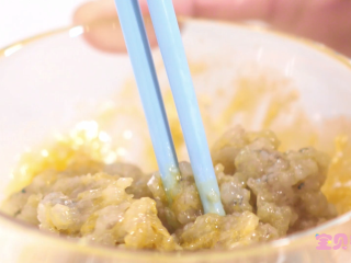 4、虾滑蔬菜汤,搅拌至上劲