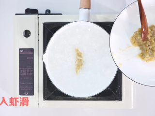 5、虾滑蔬菜汤,水烧开，用勺子往锅里刮虾滑。也可以用裱花袋，这样刮更方便，懒人必备技能。