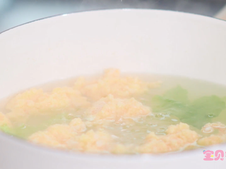 6、虾滑蔬菜汤,同时撒入清洗干净的香菜叶即可