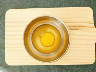 2、水蒸蛋,打到碗里