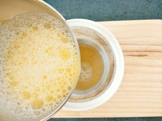8、水蒸蛋,用过滤网过滤掉泡沫