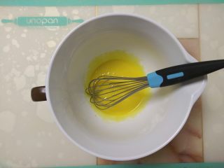 5、杂粮戚风蛋糕,加入橄榄油搅打至充分乳化。