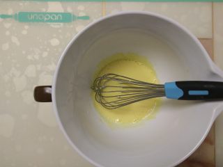 6、杂粮戚风蛋糕,加入牛奶搅拌均匀。