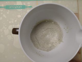 7、杂粮戚风蛋糕,筛入杂粮粉和低筋面粉。