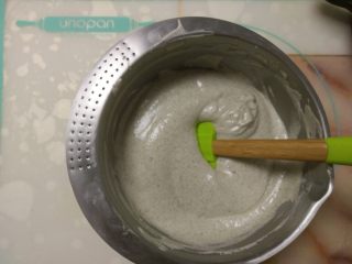 11、杂粮戚风蛋糕,再倒入剩余的蛋清中切拌均匀，成光滑细腻的面糊。