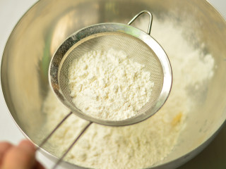 2、圣诞帽子塔,放入砂糖，并筛入面粉