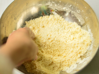 3、圣诞帽子塔,用手反复揉搓成粗砂状