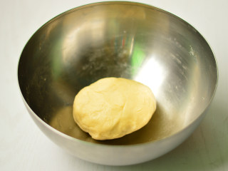 5、圣诞帽子塔,用手揉成光滑不粘手的面团，静置约1小时（天气热的要放冰箱冷藏）