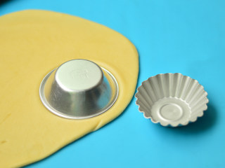 7、圣诞帽子塔,用比菊花模大一些的圆形模具，刻出圆形面皮