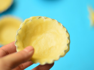 8、圣诞帽子塔,将面皮按压在菊花模上，去掉多余的面皮