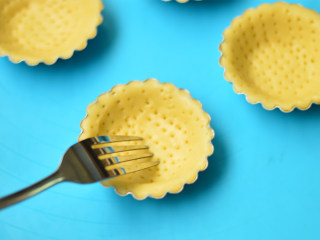 9、圣诞帽子塔,在底部用叉子叉一些小孔，以防止烤的时候底部鼓起