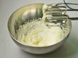 11、圣诞帽子塔,将淡奶油加入糖分打发