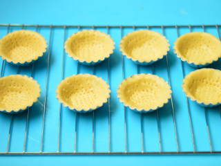 10、圣诞帽子塔,将所有塔皮坯处理好后，放入预热好的烤箱，190度，烤约25分钟后取出放凉待用