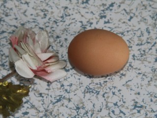 1、鸡蛋火腿辣椒酱炒饭,准备一个鸡蛋