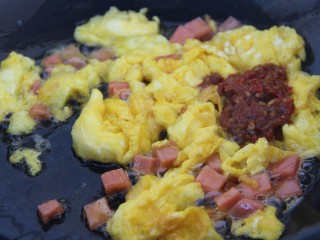 11、鸡蛋火腿辣椒酱炒饭,加入辣椒酱