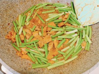 10、蒜苔炒肉,加入少许鸡精和少许白糖，大火翻炒收汁，还没收干前关火出锅