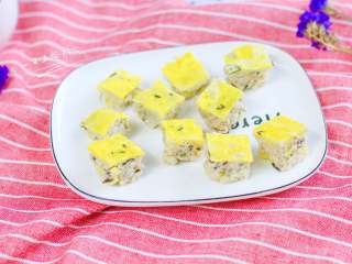 5、黄金米糕,出炉啦，刚才搅打了2分钟，出炉的时候能看到米糕蓬松的长高不少哦。切丁。