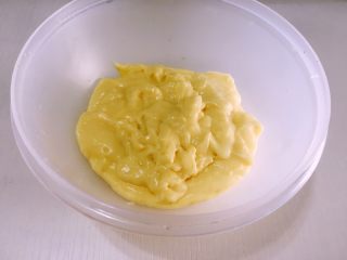 9、迷你芒果挞,做好的卡仕达酱，冷却后备用。