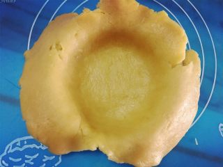 16、迷你芒果挞,将挞皮压在派盘上，我用的阳晨3.6寸盘，配方的量可做4-5个。