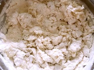 1、飘香韭菜盒,面粉要用开水烫一下边烫边用筷子搅拌均匀晾到不烫手添加适量水和成面团