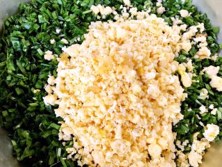 3、飘香韭菜盒,韭菜摘净洗净沥干水份切成小粒鸡蛋打散倒入油锅炒至8成熟捣成碎粒晾凉和韭菜一起放入容器中
