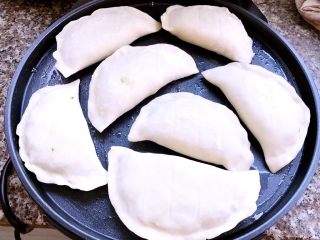 7、飘香韭菜盒,将包好的韭菜盒依次摆入刷油的饼档锅中开始烙饼