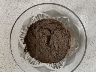 2、黑凉粉冷饮,粉粉中加入纯净水或凉开水