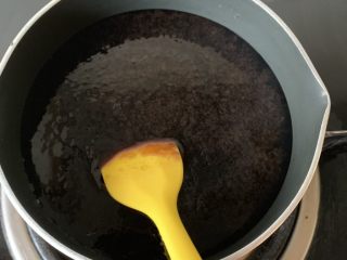 6、黑凉粉冷饮,不断搅拌