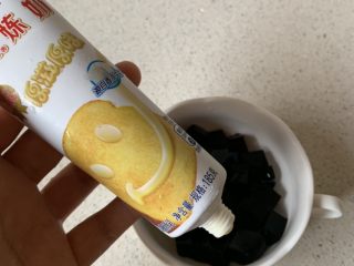 11、黑凉粉冷饮,加少许炼乳或蜂蜜