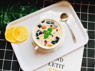 13、黑凉粉冷饮,加坚果、水果，蜜豆什么的即可享用