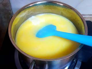 2、无敌巨好吃の奶酪华夫饼,将原料A中的黄油、牛奶、马苏里拉奶酪，一起放入奶锅中，开中火煮至黄油和奶酪基本融化，即可关火。牛奶液的余温会将剩余的黄油与奶酪融化。