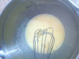 3、无敌巨好吃の奶酪华夫饼,将原料B中的鸡蛋与白砂糖倒入打蛋盆中，用蛋抽稍稍搅打半分钟左右，使之混合均匀。