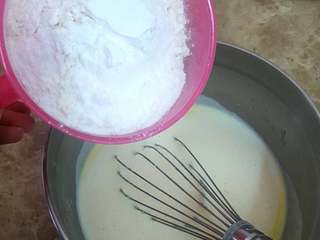 6、无敌巨好吃の奶酪华夫饼,原料C中的泡打粉与低筋面粉混合均匀，倒入蛋液与牛奶液的混合物中。