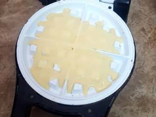 11、无敌巨好吃の奶酪华夫饼,提前预热烤炉。在华夫饼烤炉上倒少许面糊。