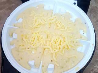 12、无敌巨好吃の奶酪华夫饼,立马撒上少许马苏里拉奶酪。